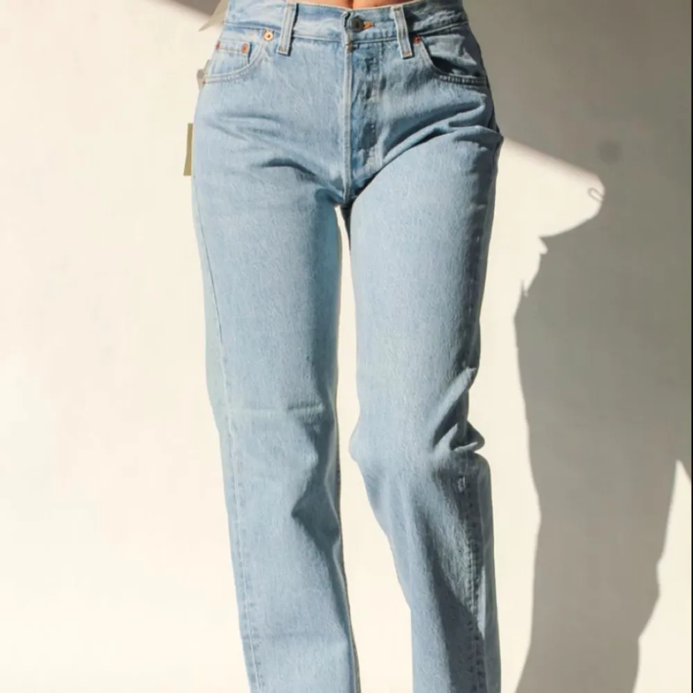 Första bilden är lånad! Ett par levi’s jeans i modellen 501 i superbra skick. Storlek 23x32. Farkut & Housut.