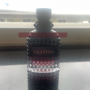 Valentino born in Roma intense - Valentino Born In Roma Intense🌹// 50ml - ca 48 kvar, bara tagit fåtal sprut🎈// flaskan är intakt🎁// nypris ligger på runt 850‼️// skriv vid fler frågor