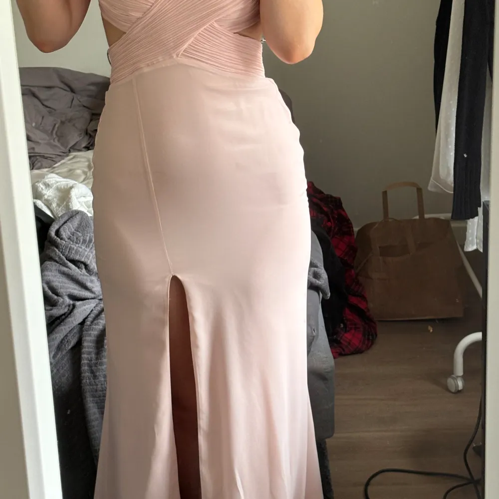 Superfin rosa balklänning som jag hade på balen i 9an🌸 jag är 170 och den är för lång för mig så den kan behövas sys upp. Den har öppen rygg och är köpt hos en skräddare i Uppsala🎀🩷. Klänningar.
