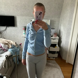 Juicy couture  - Jätte bra skick, använd fåtalgånger  Köp med byxor för 1200