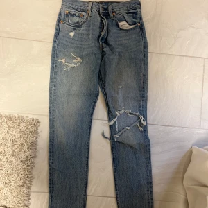 Levis jeans  - Ett par blåa Levi’s jeans i storlek 25. Använda men i väldigt fint skick 🌸  Frakten betalas av kund
