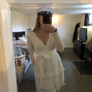 Studentklänning  - Super fin klänning som passar perfekt som studentklänning😍Ny pris 899kr, helt ny men utan prislapp. Går att välja om man vill knyta rosetten bak eller fram! Säljer då jag hittat en annan😊 Pris kan diskuteras!