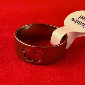 Trendig ring i rostfritt stål - En ring i rostfritt stål med en diameter på ca 17 mm