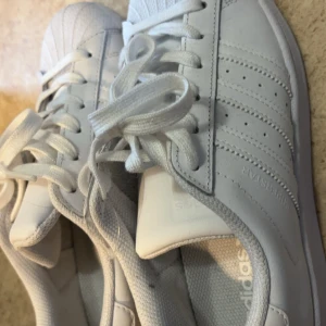 Adidas Superstars - Vita Adidas Superstars använda en gång alltså i ny skick Storlek 38