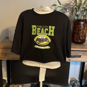 Kort t-shirt  - En snygg kort t-shirt endast använd 1 gång.  