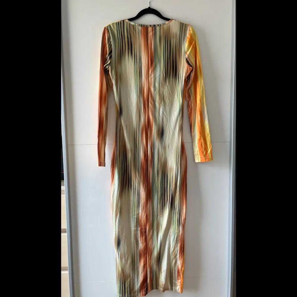 Orange/Multicolor Maxi klänning från Shein. Ger en hourglass illusion på kroppen. Köptes sommaren 2022 och har endast använts 1 gång. Jätte bra skick. Obs. Kan tvättas och strykas om önskas 🤗. Klänningar.