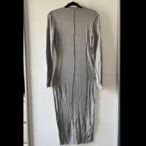 Grå långärmad Maxi klänning från Shein. Köptes hösten 2022 och har använts endast 1 gång. Jätte bra skick. Ursäkta bilden, plagget har tvättats men måste strykas. 