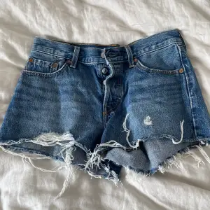 Ett par jättefina jeans shorts från Levis. Använda ett fåtal gånger.
