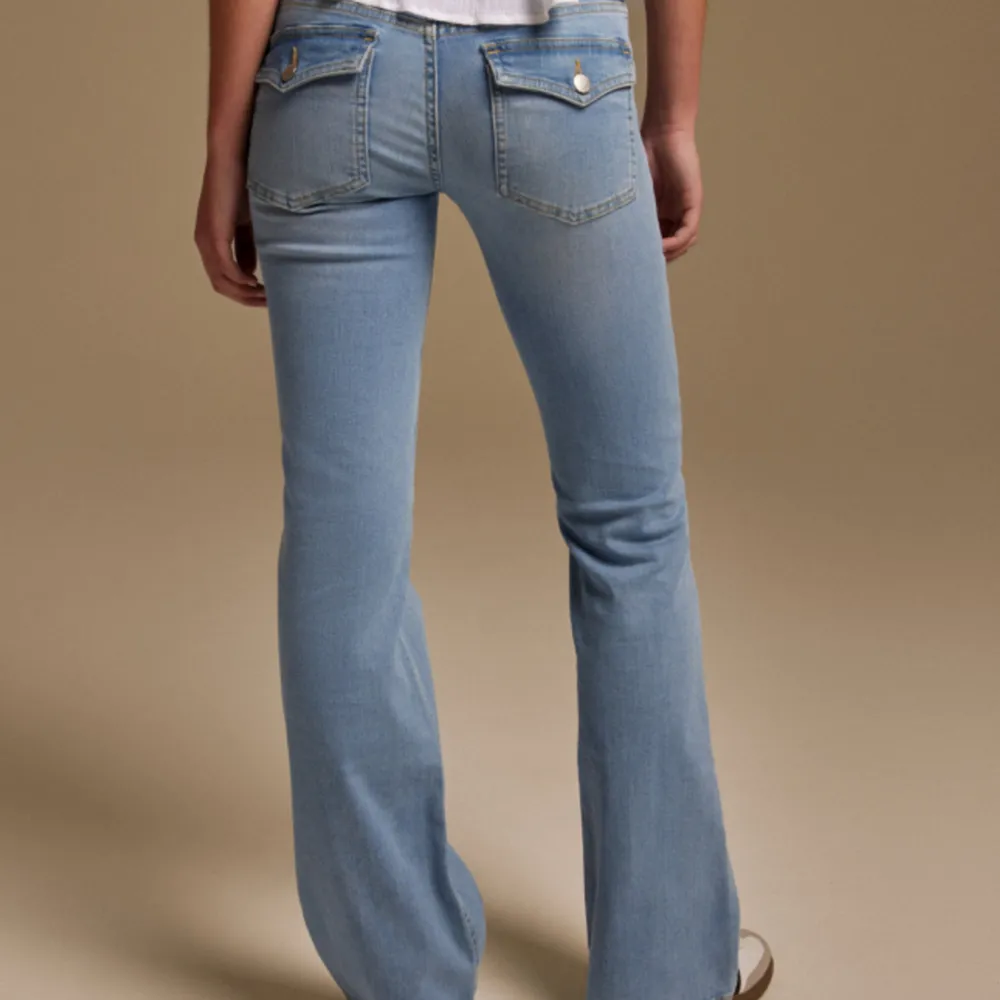 Säljer dessa jeansen från Nelly då de ej passar. Helt nya med prislapp. Slutsålda på hemsidan. Low Waist Bootcut Jeans. Nypris 699kr.  Färgen är mörkblå . Jeans & Byxor.