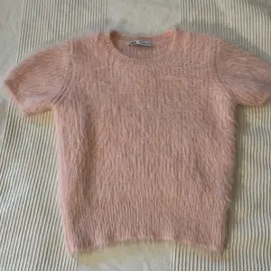 Säljer denna jättefina tröjan från zara. Matrialet är så mjukt. Säljer den för att den är för liten för mig. Den är inte använd💖💖