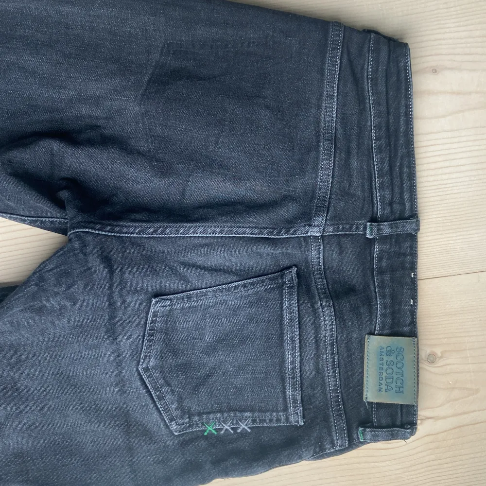 Baggy svarta jeans från scotch & soda Amsterdam. Storlek 14år kille. För 200kr. Jeans & Byxor.