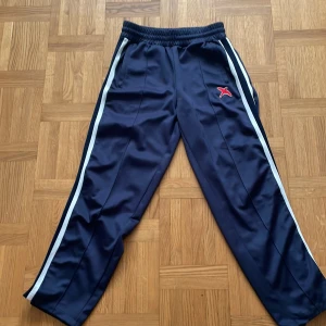 Arigato byxor - Arigato byxor, bra skick, har använts sparsamt. Ny pris 1800. Köpt från Arigatos hemsida, köparen står för frakten