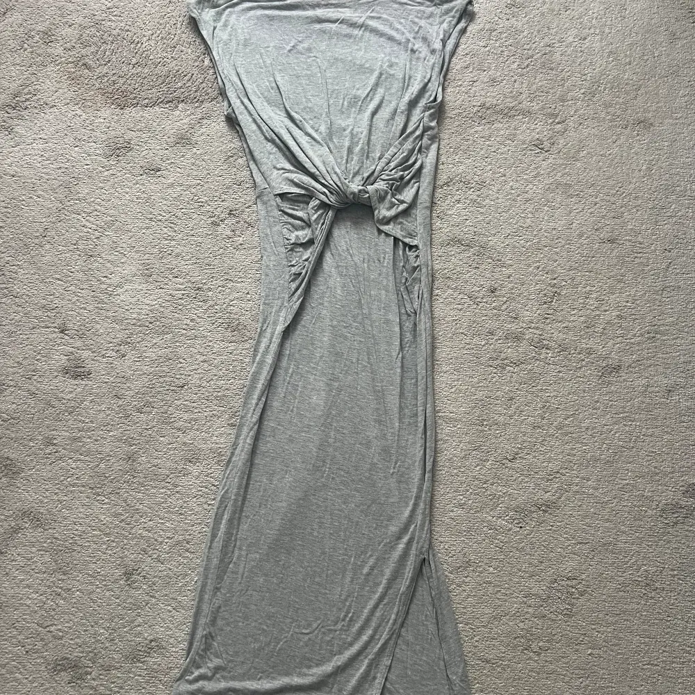 Säljer denna jättefina gråa klänning från H&M i strl 36, då den inte längre kommer till användning. Klänningen är en midi dress. 🤍Frakt tillkommer!. Klänningar.