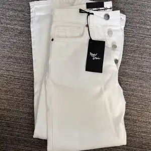 Straight leg high waisted white jeans in perfectly new condition with tags. Size: waist 25. Price can be discussed.