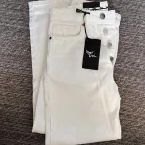 White straight leg jeans - Straight leg high waisted white jeans in perfectly new condition with tags. Size: waist 25. Price can be discussed.