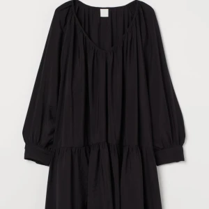 Klänning H&M - Super fin och flowig klänning från H&M❤️🌸 Aldrig använd Superfin med ett bälte och boots på hösten🍂