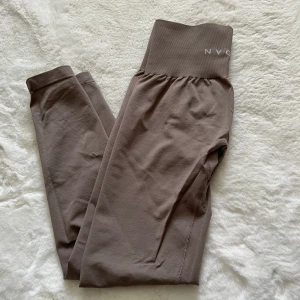 Nvgtn leggings S - Nvgtn leggings, stretchiga i materialet, endast provade 