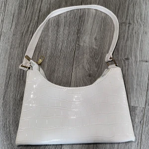 Vit handväska  - Med guld detaljer 