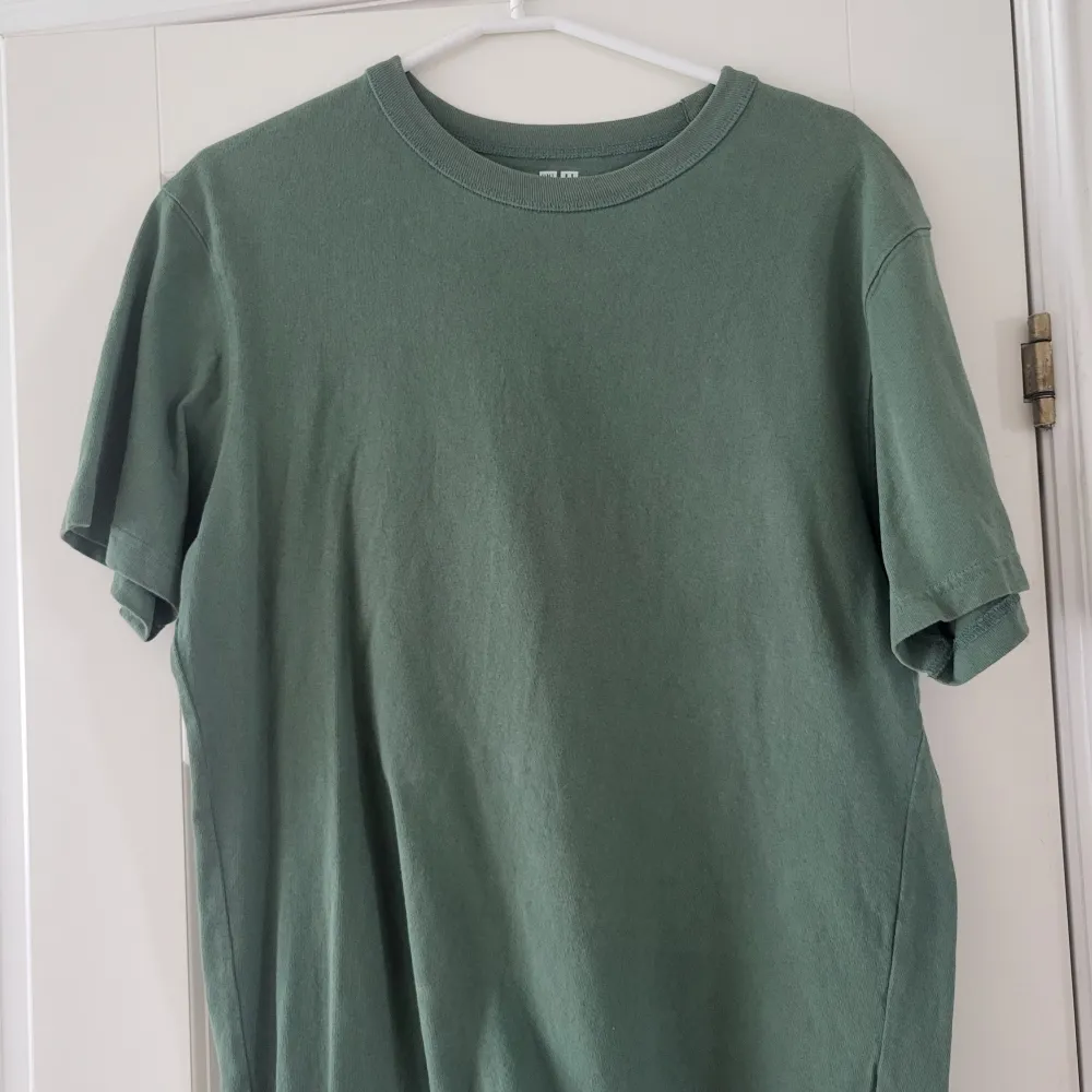 Grön nästan oanvänd t-shirt från uniqlo. Tjockare material på tröjan. Storlek xs på män. Sitter som en M.. T-shirts.