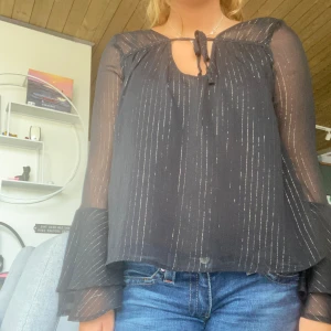 Blus hollister - Säljer denna superfina blusen från hollister. Guldiga detaljer, Inga defekter❤️