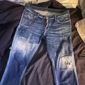 Det är ett par fina blåa ds2 jeans, dem är i storlek 50 som motsvarar ca 34/32. Dem är inte använda så mycket, köpte dem nya för ca 6000 men kan inte ha dem längre, hör av dig för mera frågor eller bilder, priset går att diskutera.