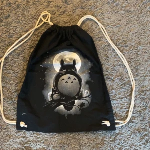 Totoro gympa väska  - Super slt väska med totoro på sig💖de är bara att skriva om du vill ha måtten💖
