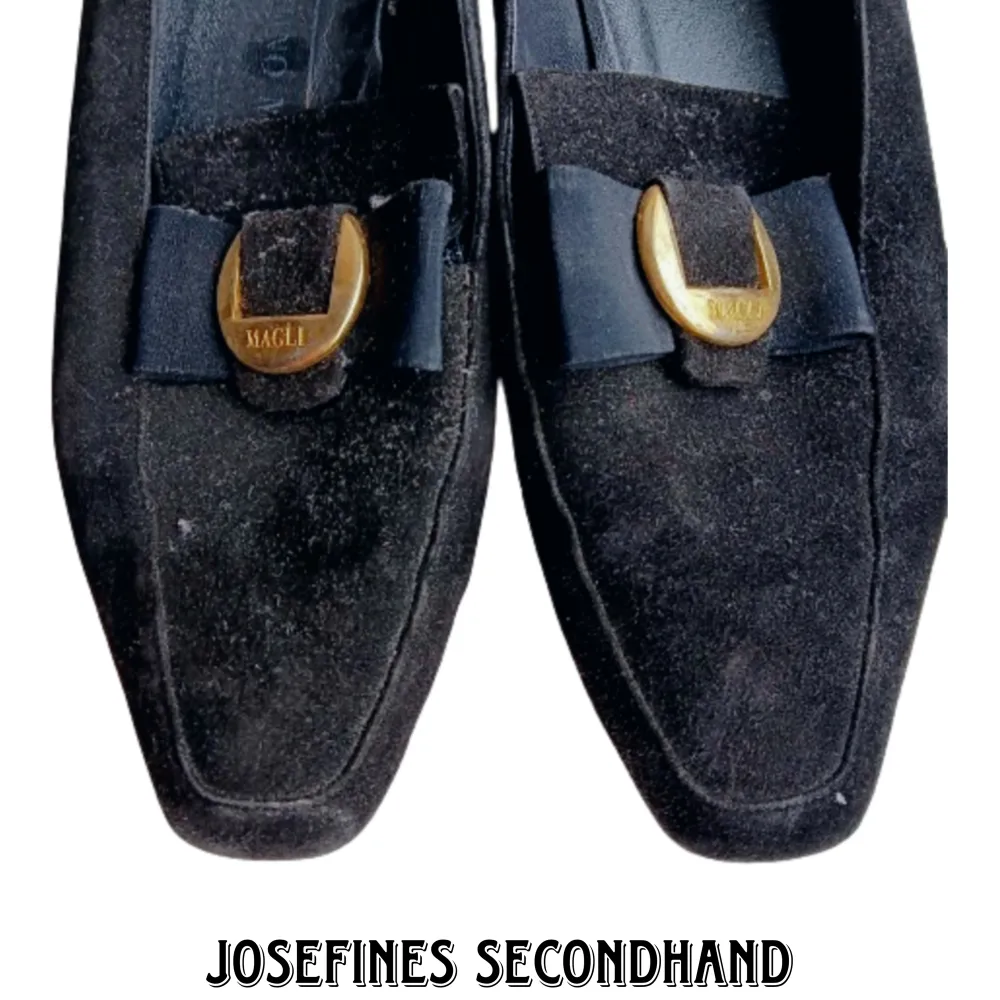 Vintage skor med liten klack från Bruno Magli. Är gjort av svart mocka. Är i använt men fint skick. Skor.