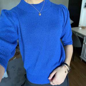 Detta är verkligen en super fin tröja, som är i en härlig mörkblå färg. Den är i en storlek small och är ifrån märket JDY, säljer då den ej används.