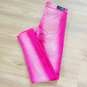 Snygga rosa jeans med låg midja från bikbok  Gott skick 
