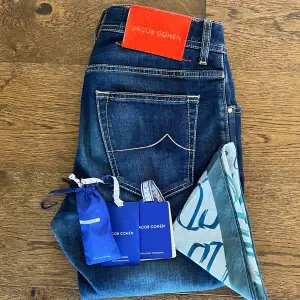 Säljer dessa Jacob Cohën jeans i storlek 32. Jeansen är i utmärkt skick (som nya). Allt originellt med jeansen följer med. Skriv om du har några frågor.