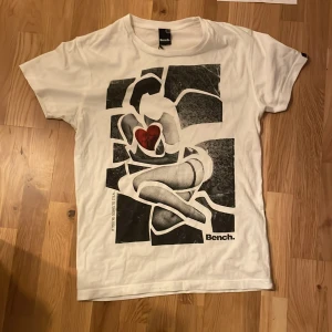 BENCH T-shirt med tryck  - Tja säljer en fet t-shirt med tryck, varan är som i nyskick. Storleken är M med standard fit. Skriv om du har några frågor 🙌😊✍🏻
