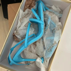 SOMMAR KLACKSKOR  - Superfina sommarklackskor 🥹 aldrig använt dom för klacken är lite för hög för mig. 