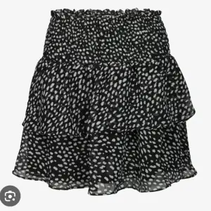 Säljer denna Chelsea kjol då jag inte använder den så ofta. Den är i storlek xs. Den är som ny då ja it använt så mycket. Köpte den för 399 och säljer för 260. Skriv om ni vill ha fler bilder eller några andra frågor. Kan diskutera priser💕💕