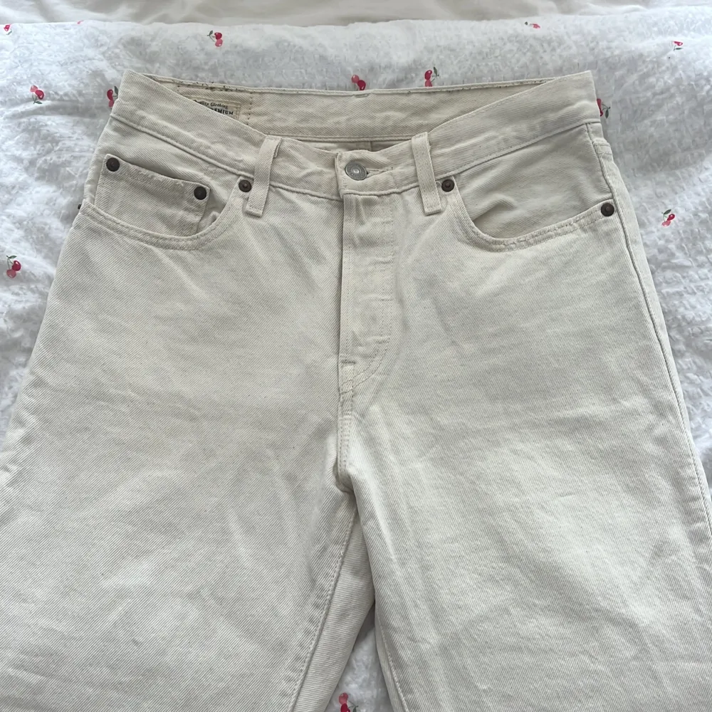 Levis 501 jeans i mycket bra skick. Storlek W27 L28. Säljer pga det är för små för mig. Använd gärna ”köp” funktionen 😊. Jeans & Byxor.