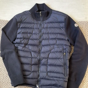 Moncler Cardigan  - Säljer min moncler cardigan som är i storlek M. Den är använd men har inga större defekter, jag kan inte garantera äktenhet då jag inte har kvitto men har tags osv. Qr koden och nfc scannern funkar! Han jag köpte av sa att den va äkta också👍🏻 