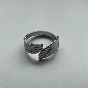 Ring i rostfritt stål med silverplätering, justerbar i storleken