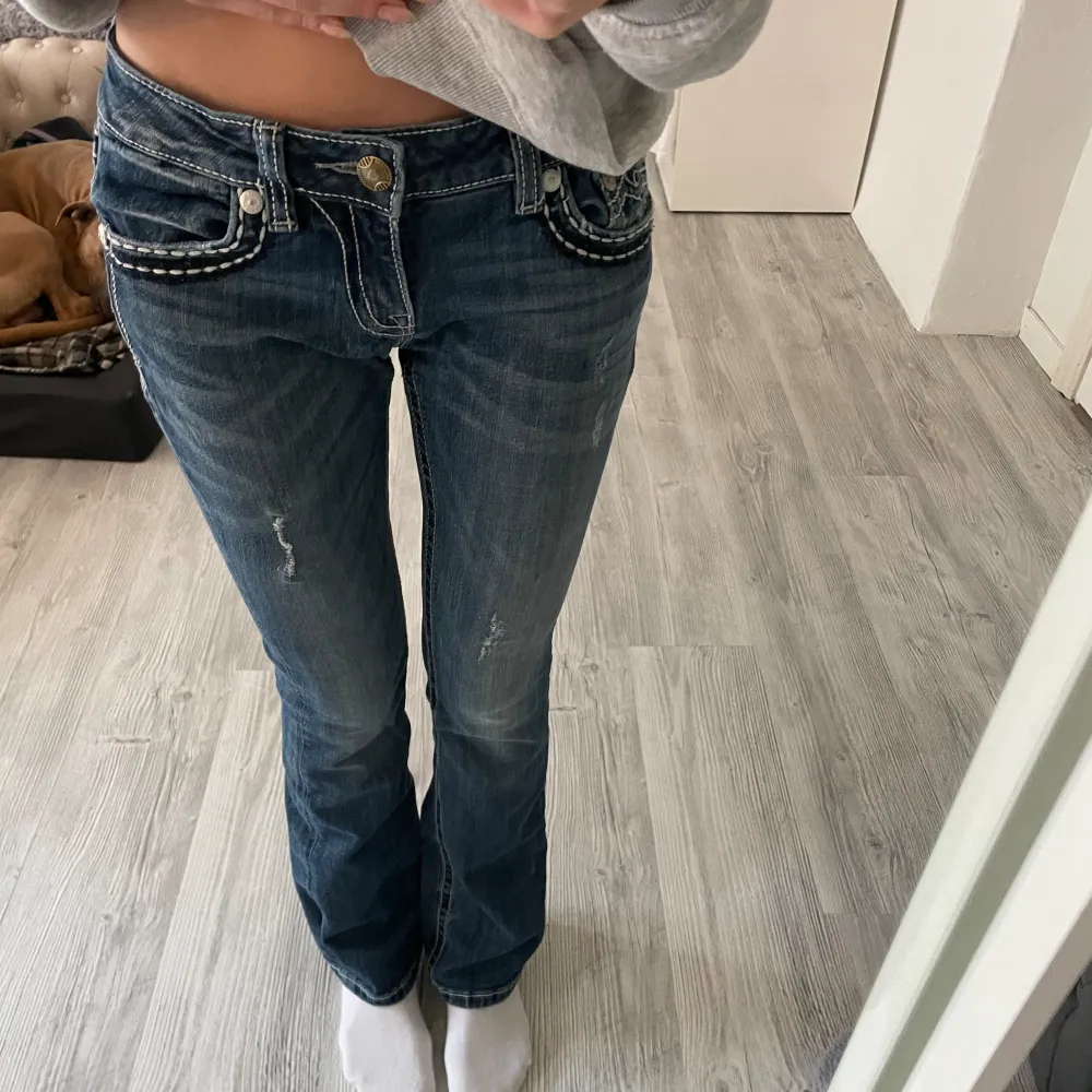 Säljer dessa fina jeans pga de är för korta för mig som är 173cm, jag har rätt långa ben. Stl 27 vilket motsvarar ungefär S. Midjemått- 38cm innerbenslängd- 84cm. Skriv för frågor❤️. Jeans & Byxor.