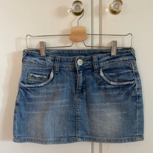 Jeanskjol - Fin Jeanskjol från Taglia S. Storlek 28 men passar även 27/26 💕💕