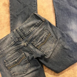 Lågmidjade jeans  - Säljer dessa lågmidjade jeans för de var för små på mig. Jag har aldrig använt de men de är köpta secondhand. Kan kanske gå ner i pris så skriv priv 