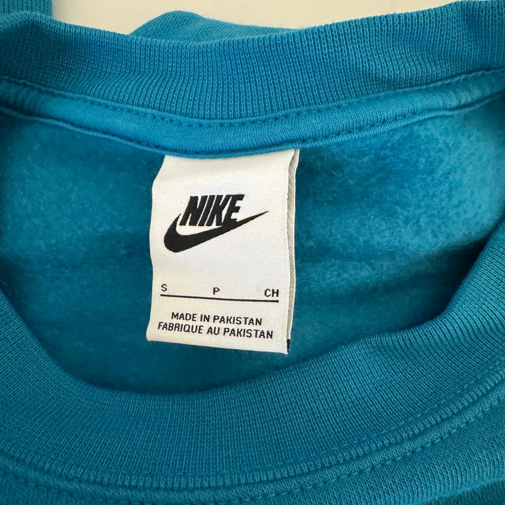 Turkos sweatshirt från Nike. Använd 2 gånger så nyskick💙 . Hoodies.