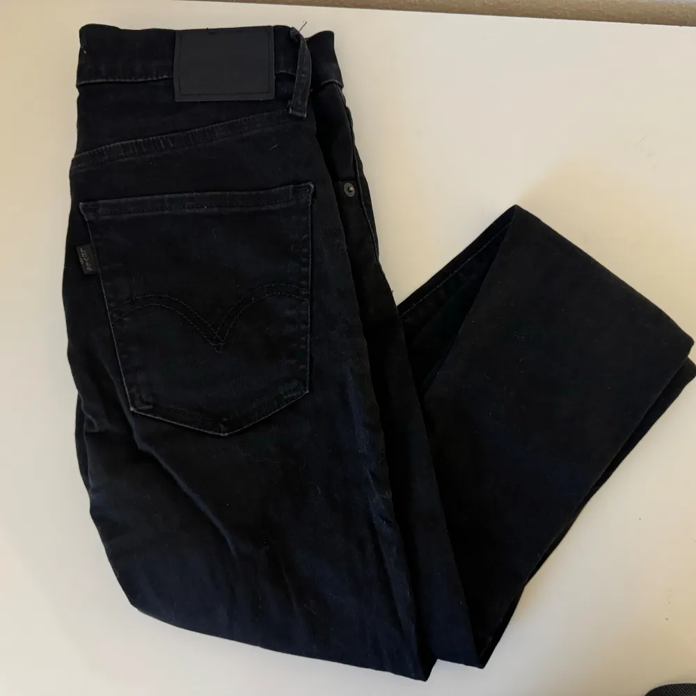 Svarta jeans från Levis. Sparsamt använda, lite skav från telefonen på vänster ficka bak.  . Jeans & Byxor.