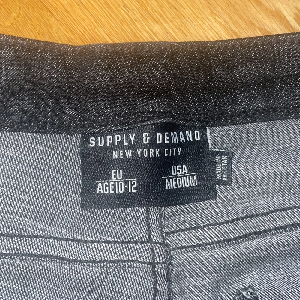 Hej säljer mina Supply and demand jeans pågrund av att de är för små. Storleken är runt 12 år och perfekt skick 10/10. Nypris 400 mitt pris 150, kan gå med på byten.. Jeans & Byxor.