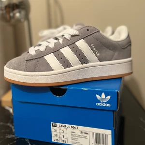 Campus 00s grå/vita  - Hej! Säljer mina helt nya oanvända campus 00s gråvita i storlek 35,5🌸  Kvitto och kartong och grå skosnören medföljer