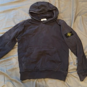 Stone island  - Det är en Stone island Tjörns med bra sick köpt på NK 7-10 