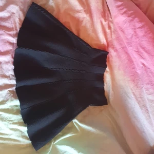 Söt svart kjol - [  !OBS! Det här kommer att ges bort inom kort om det inte köps innan det.  ]  Söt svart kjol med fina detaljer och tjockt material. Ganska mycket stretch. Kan nog användas av S och M.