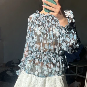 Blus - Så fin blommig blus 
