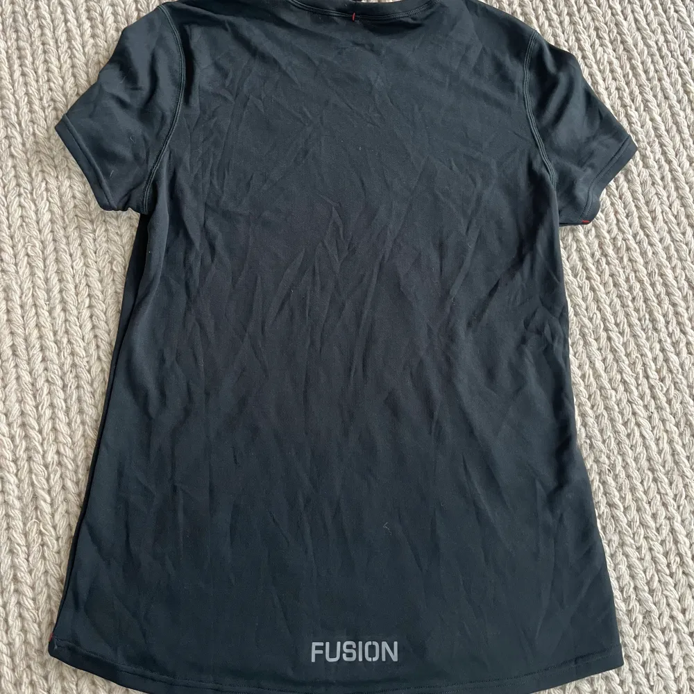 Tränings T-shirt av högsta kvalitet av märket Fusion. Perfekt att springa i eller för annan träning. Aldrig använd, lappen kvar. Nypris runt 600 kr. Nova green heter färgen. . Sportswear.