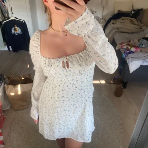 Vit blommig klänning  - Supergullig blommig sommarklänning, använd 1 gång på midsommar 🌻