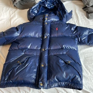 Polo Ralph Lauren jacka  - Stil ren. Bra skick är varm. Och storlek 10-12 år så storlek 152 men passar en kompis till mig som är 151 i längd 