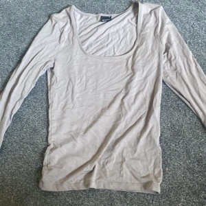 Långärmad tröja - Jätte fin topp från gina tricot med slits i armarna.